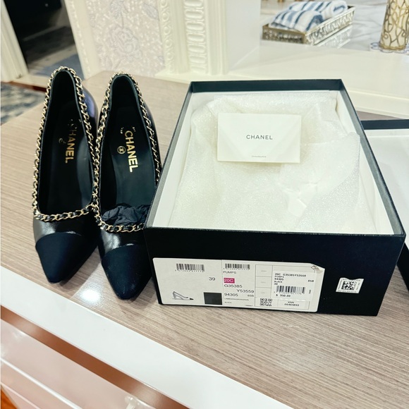 Black Chanel pumps with gold chain in great condition comes with box size 39 - Picture 8 of 8